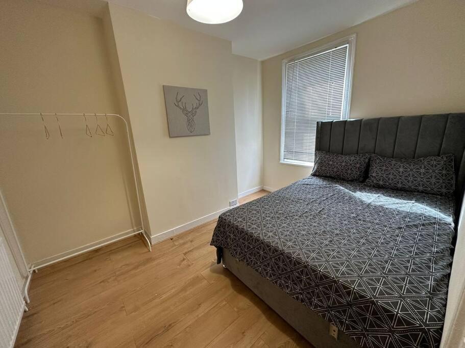 Big 3 Bedroom London House With 2 Bathroom พลัมสเตด ภายนอก รูปภาพ
